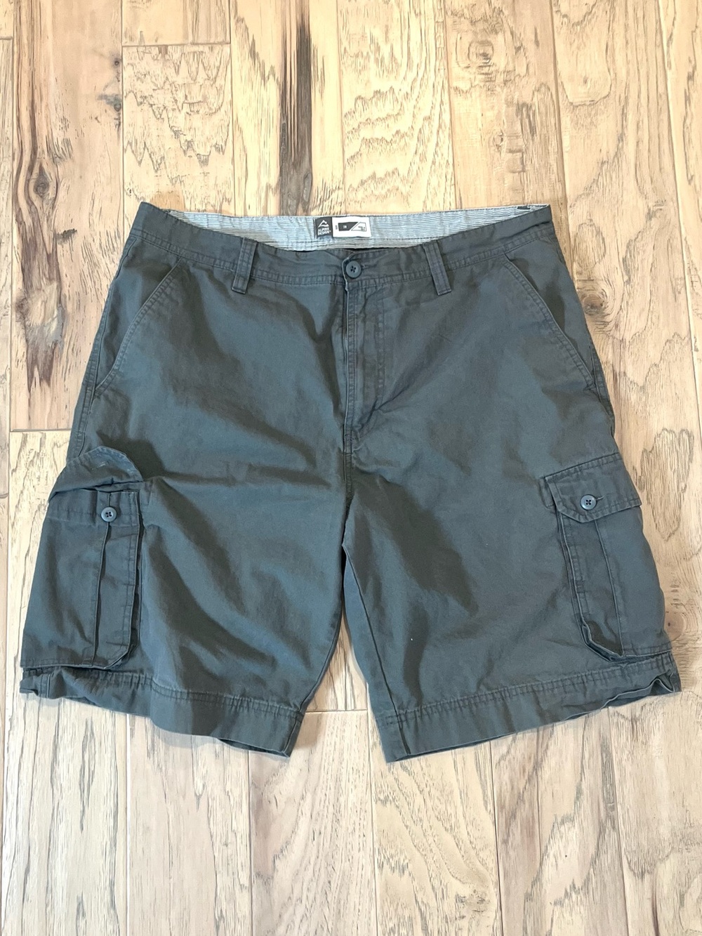 Alpine Design Men’s Grey Cargo Shorts, size 38